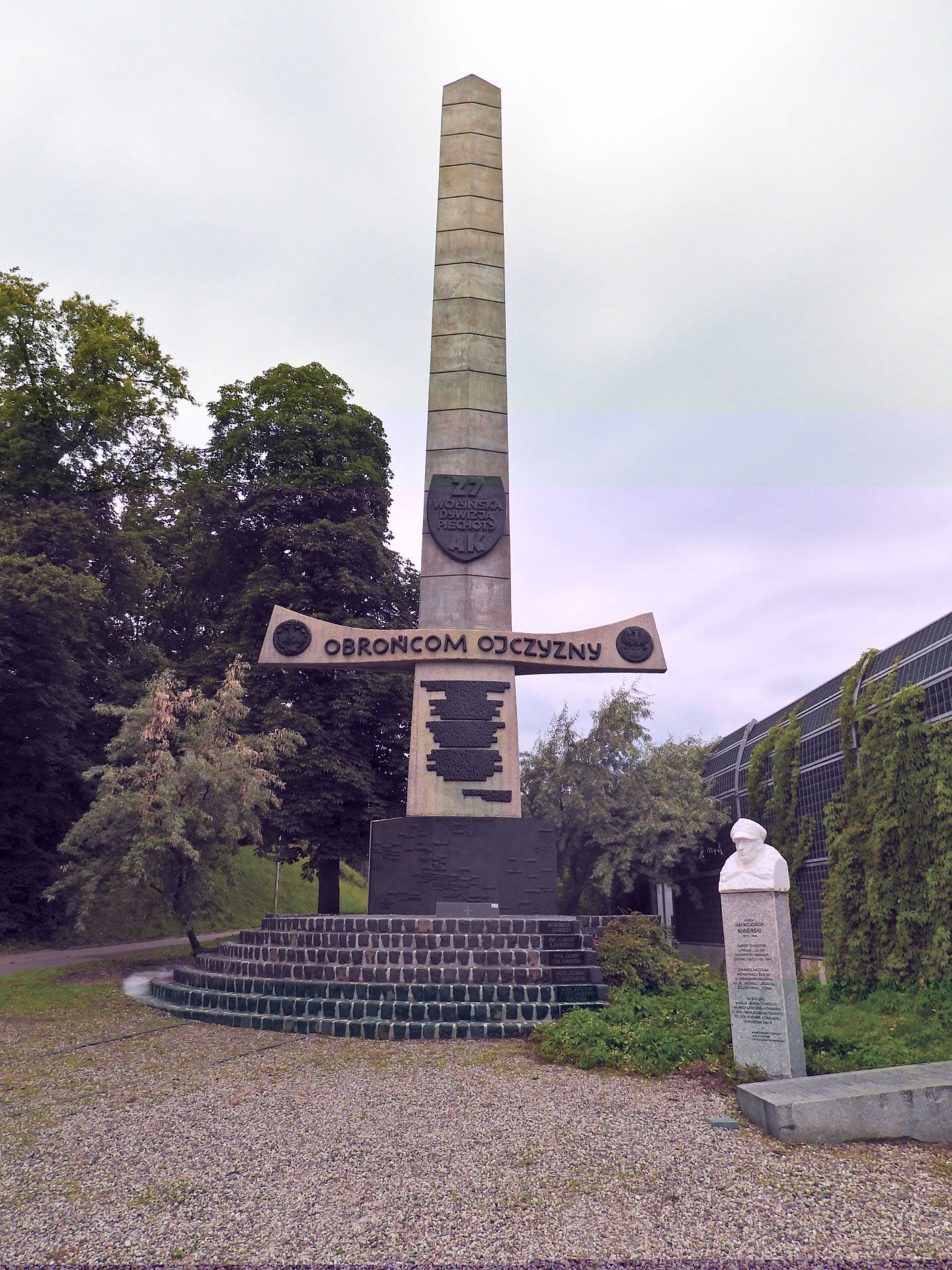 symbol kontynuacji tradycji przedwojennej 27 i 13 Dywizji Piechoty oraz Wołyńskiej Brygady Kawalerii