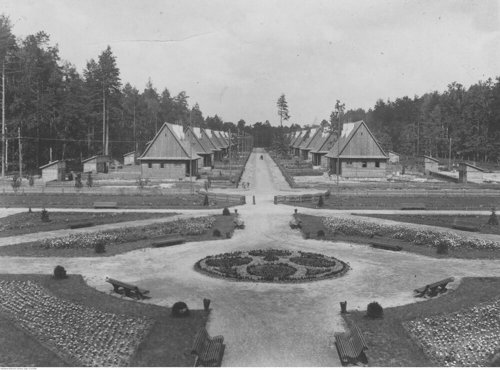 szkolenia, zebrania, kółka samokształceniowe, kolportowane były materiały propagandowe