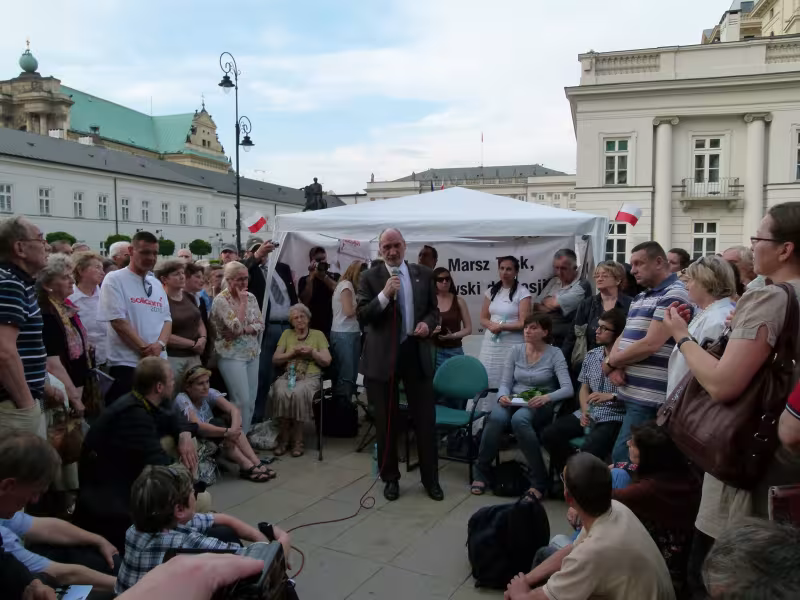 Antoni Macierewicz pod namiotem s2010