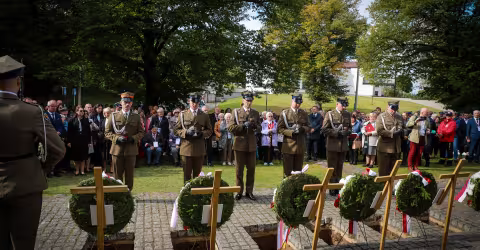 Po przyjeździe do Polski środowisko wileńskie, jako wyjątkowo patriotyczne niebezpieczne było dla „władzy ludowej”,